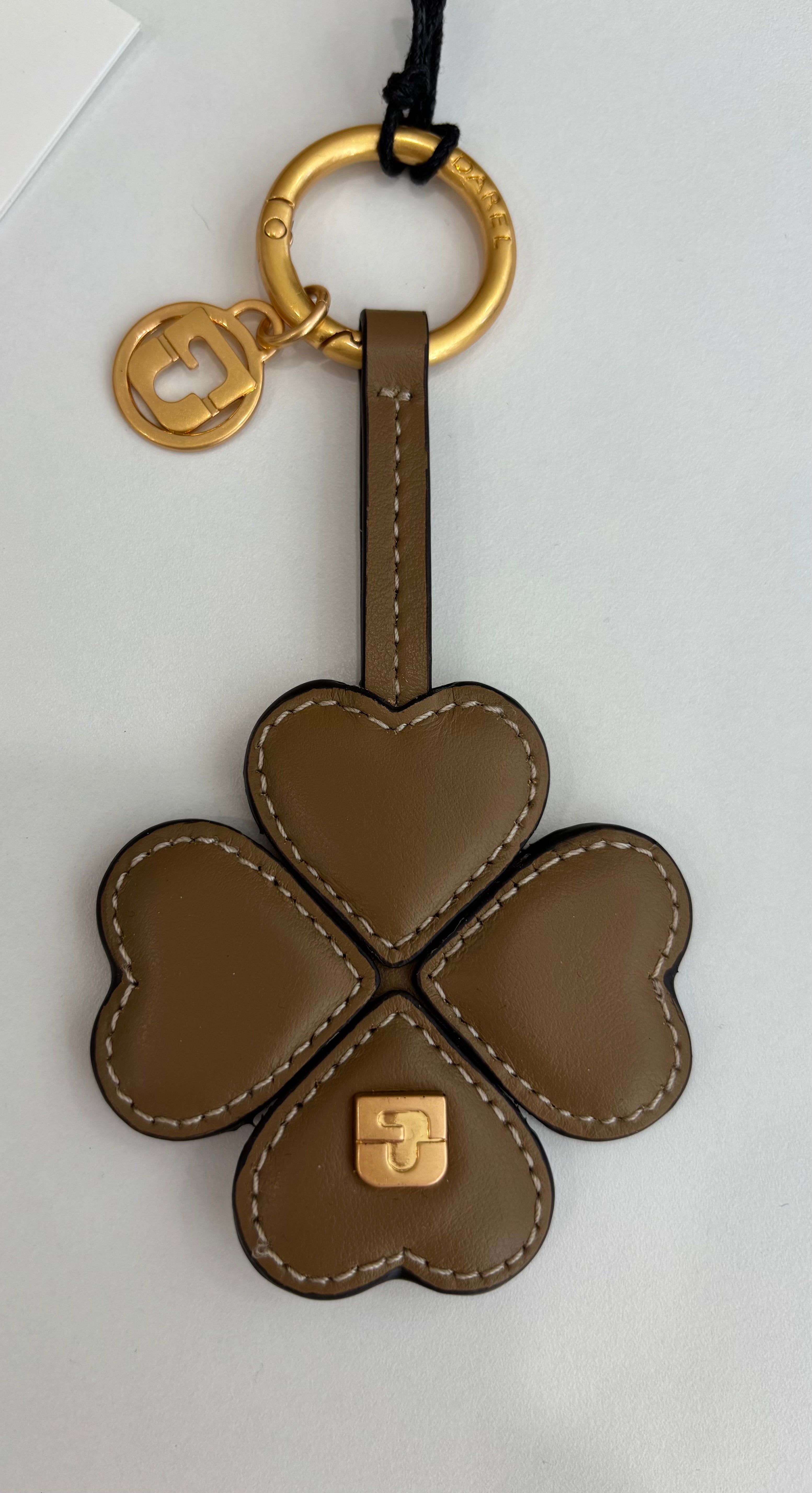 Charm en cuir 4 FEUILLES de chez Gérard Darel