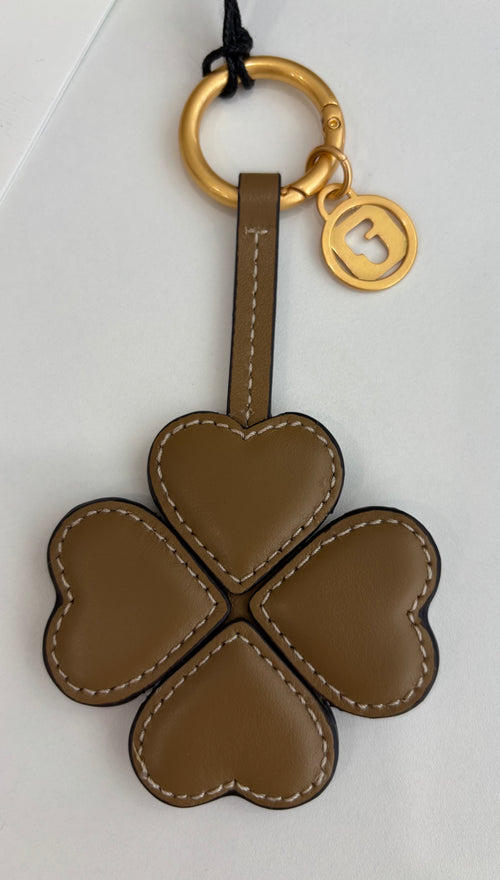 Charm en cuir 4 FEUILLES de chez Gérard Darel